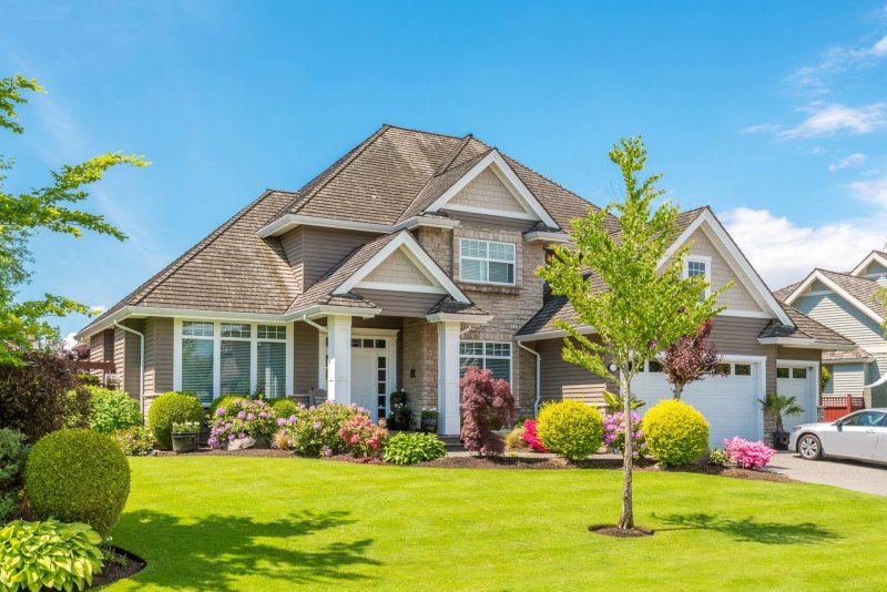 Красивый загородный дом с садом