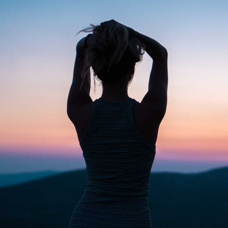 Красивая женщина со спины