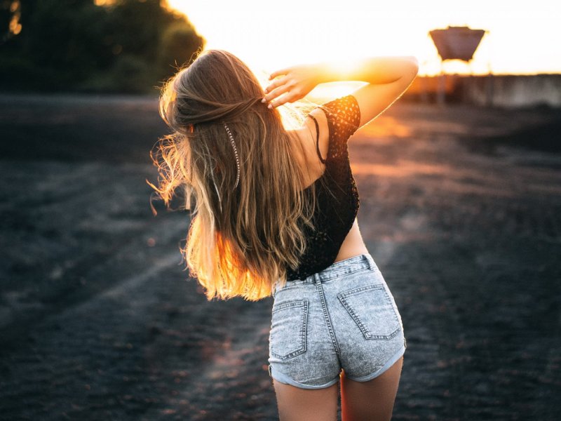 Девочка со спины