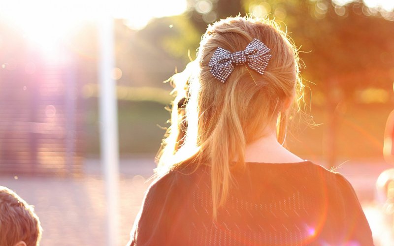 Девушка блондинка со спины