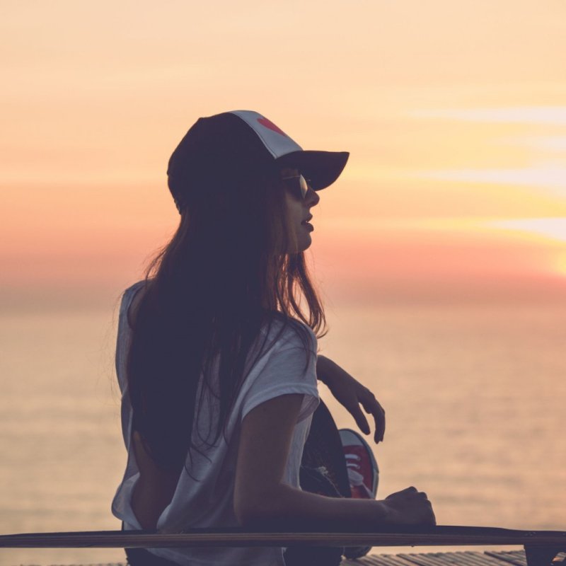 Красивые девушки в бейсболках