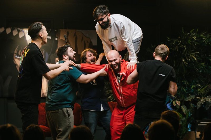 Шоу с Нурланом