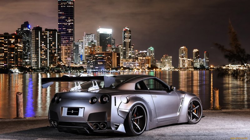 Машина на фоне города