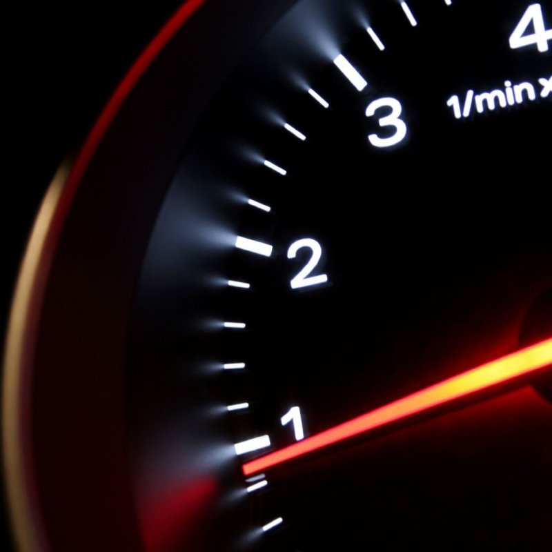 Спидометр на черном фоне