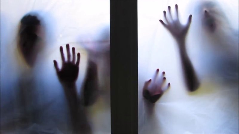 Обои на рабочий стол зомби за стеклом