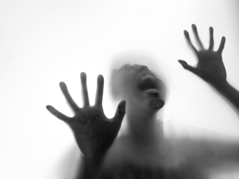 Силуэт за матовым стеклом