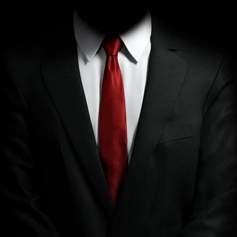 Пиджак с галстуком на черном фоне