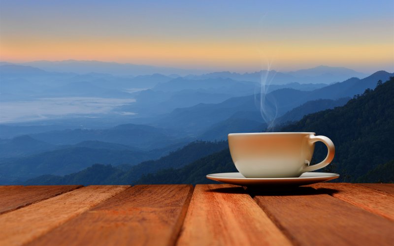 Чашка кофе на столе
