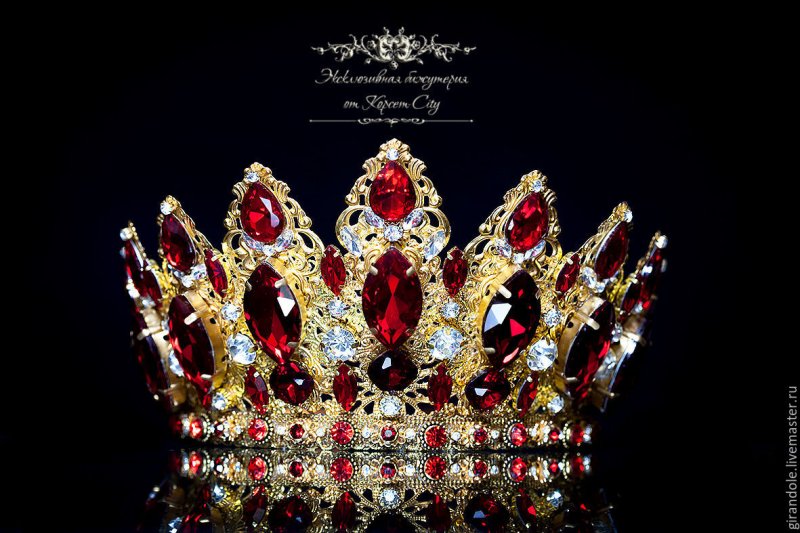 Картина корона на черном фоне