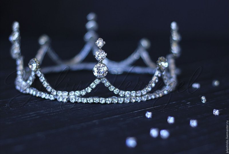 Корона из бусин и проволоки