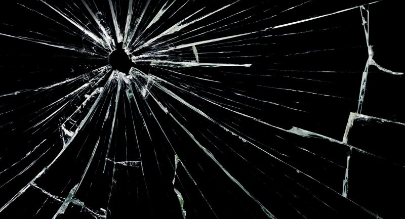 Трещины на черном фоне