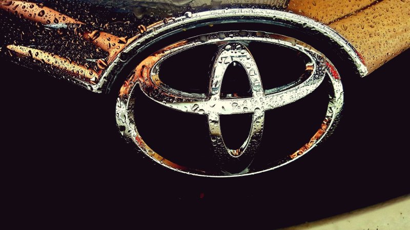 Тойота Камри значок