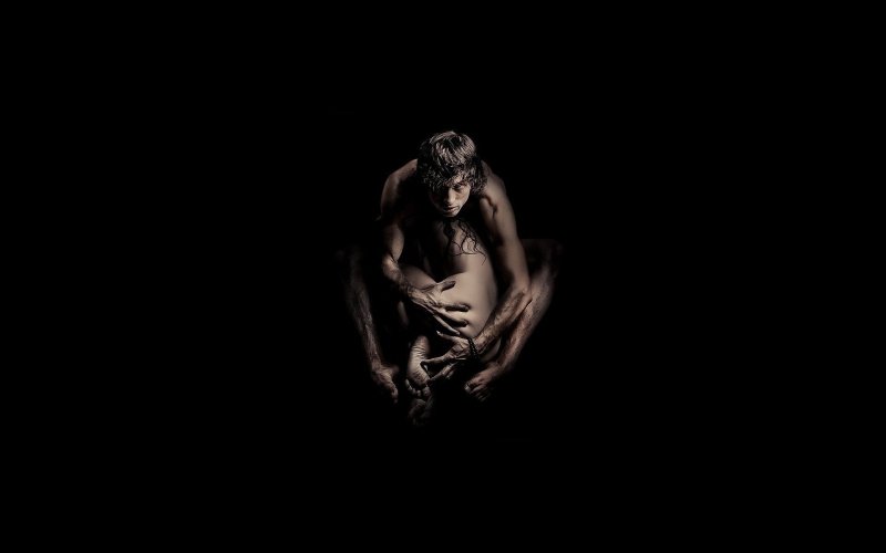 Обои на рабочий стол черный фон