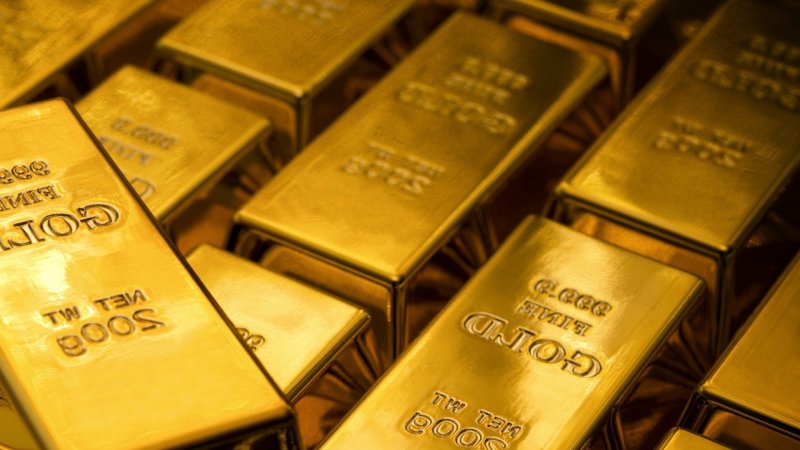Слитки золота и деньги