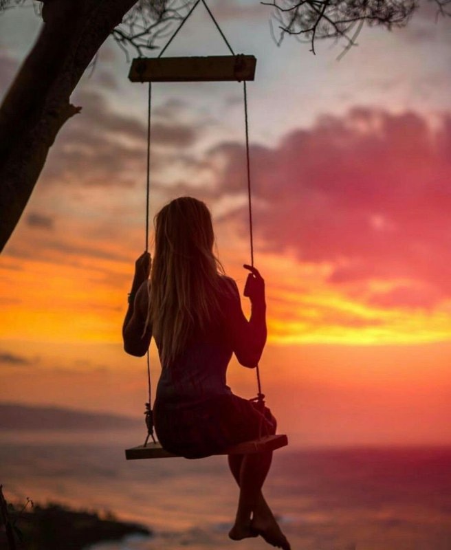 Девка на качелях