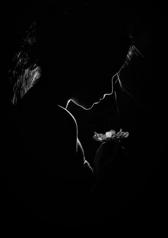 Силуэт в темноте