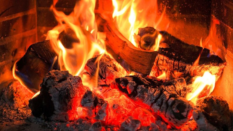 Красивый огонь в камине