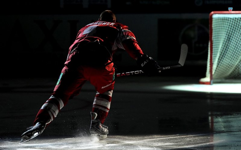 Хоккеист на черном фоне