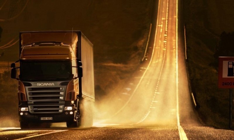 Грузовой автомобиль на трассе