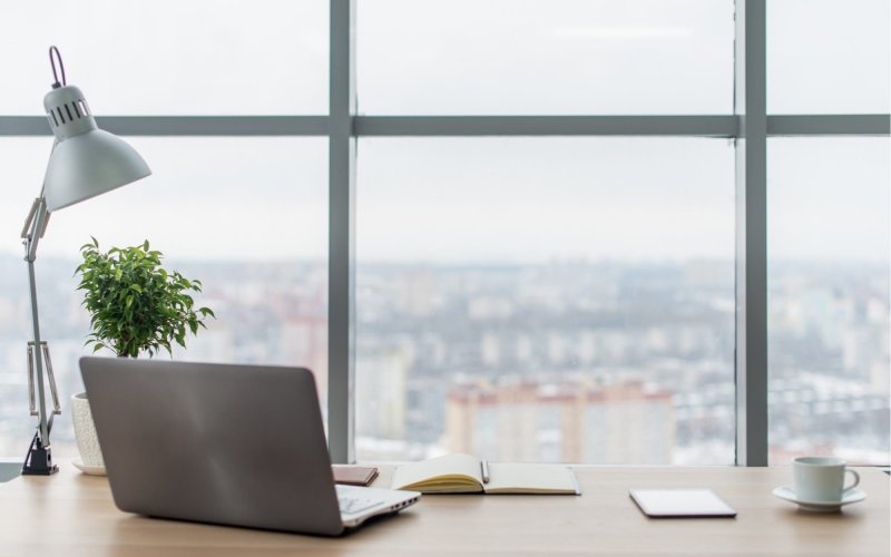 Окно в офисе