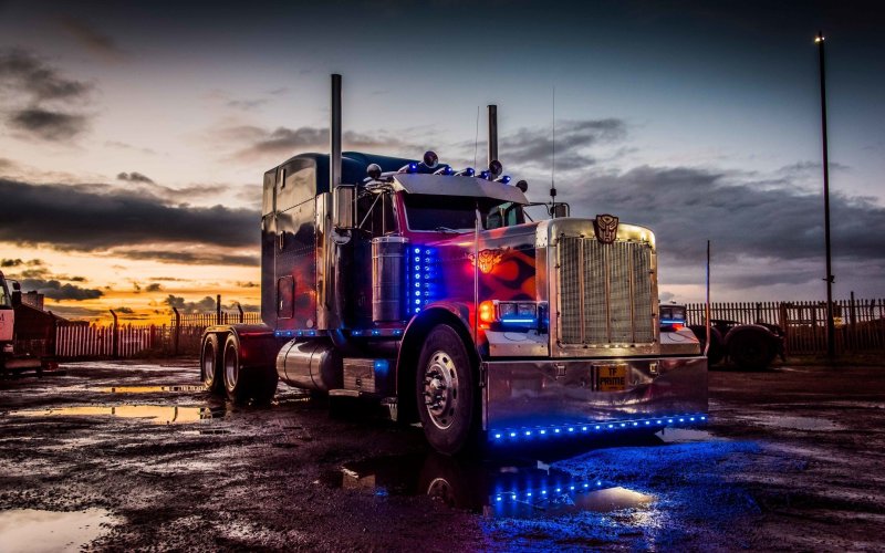 Оптимус Прайм тягач Peterbilt