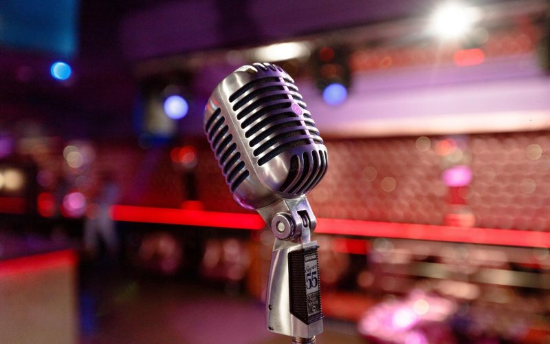 Микрофон на сцене
