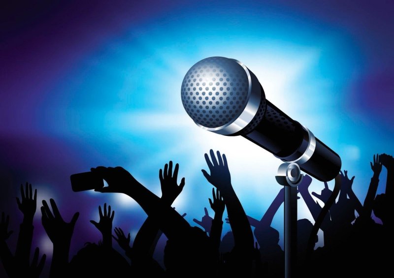 Поет в микрофон