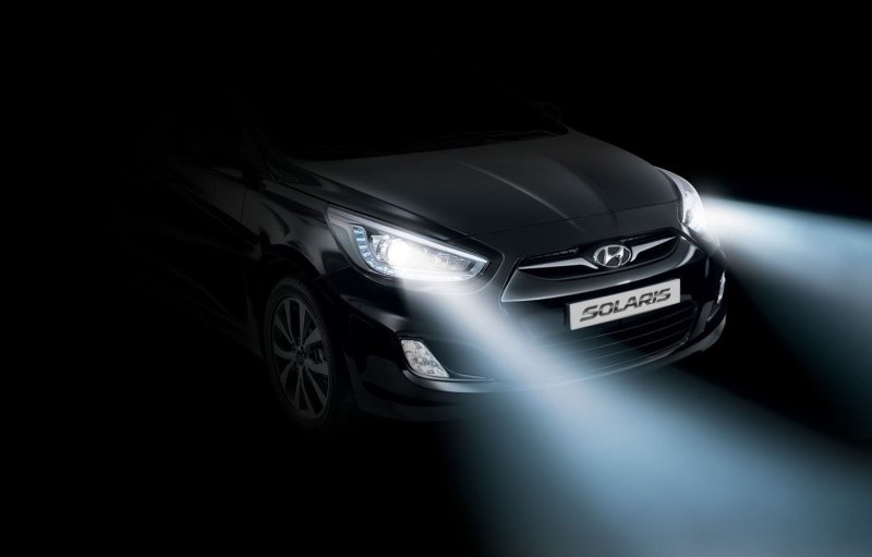 Хендай Солярис на темном фоне