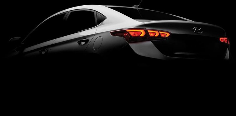 Hyundai Solaris на черном фоне