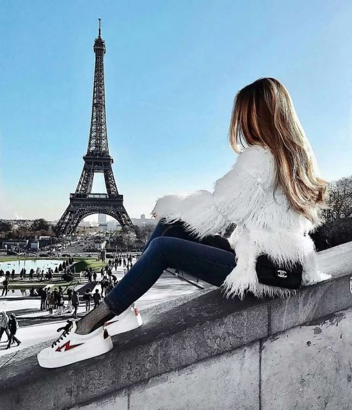 Красивая девушка в Париже