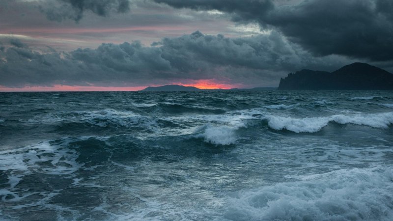 Бушующее море