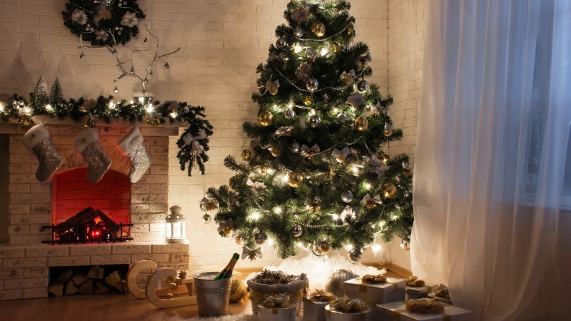 Елка и камин