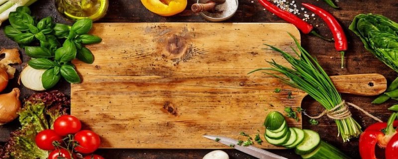 Еда на деревянной доске