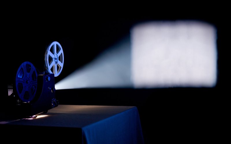 Кинопроектор в кинотеатре