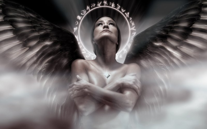 Девушка ангел с крыльями