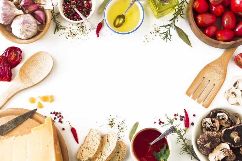 Еда на деревянном столе