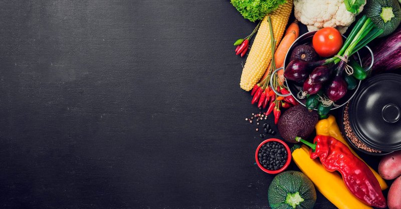 Овощи и фрукты на темном фоне