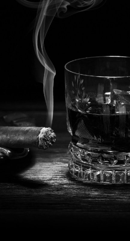 Бокал виски и сигара