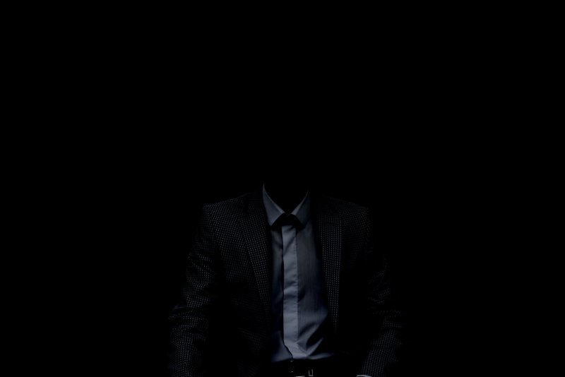 Человек в пиджаке в темноте