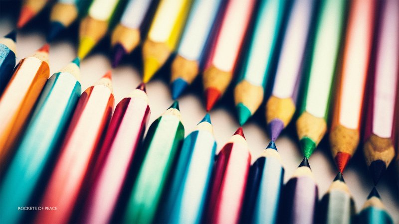 Цветные карандаши на столе