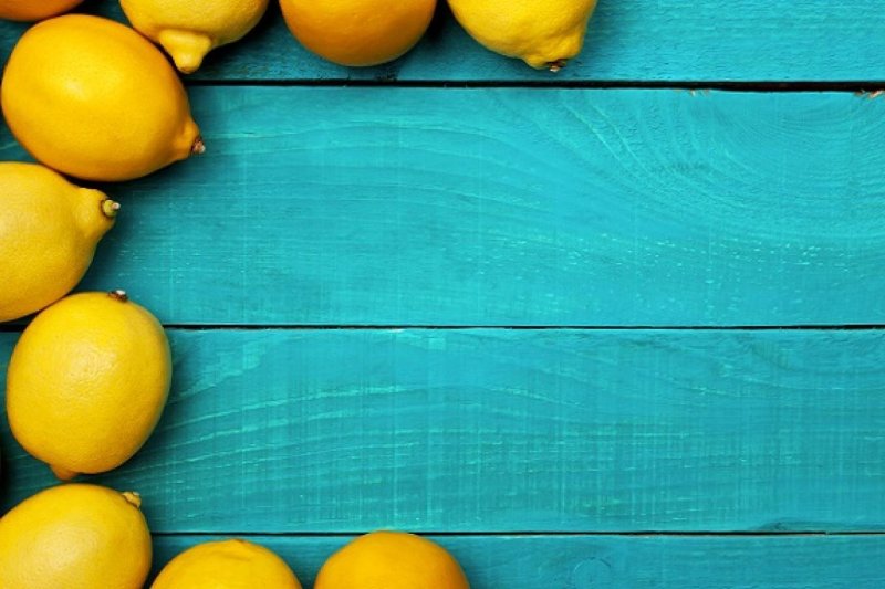 Лимоны на синем фоне
