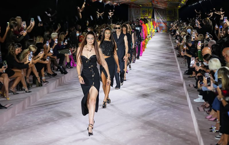 Джиджи Хадид показ Версаче