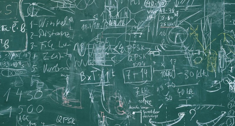 Школьная доска с уравнениями