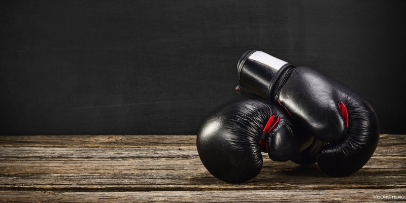 Боксерские перчатки на ринге