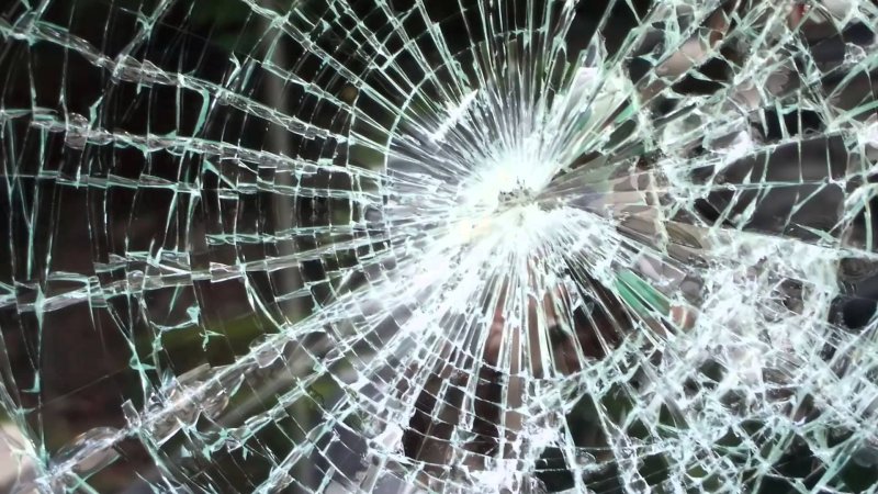 Разбитое стекло арт