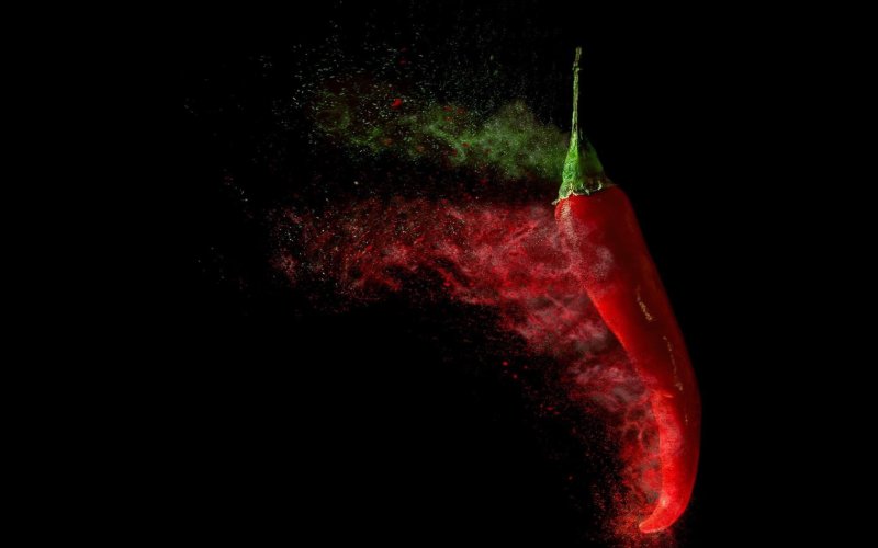 Красный перец на черном фоне