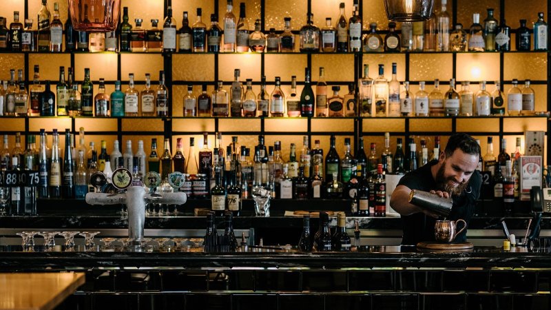 Барная стойка в баре с барменом