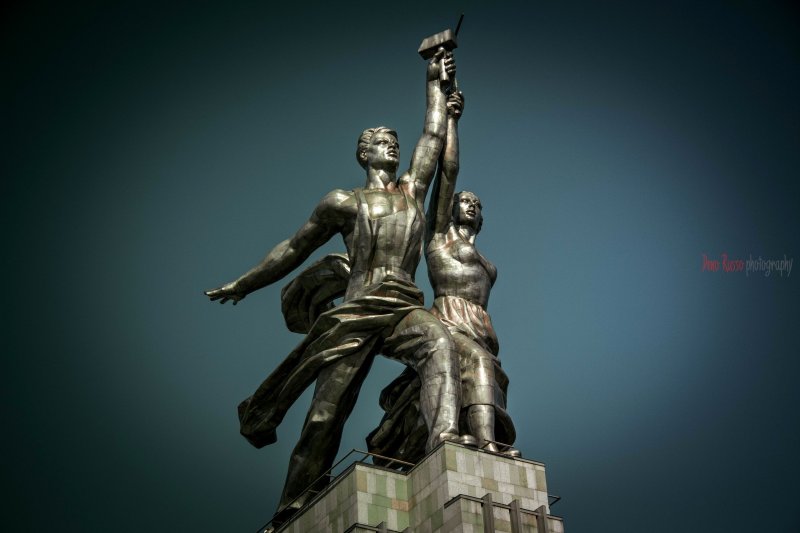 Памятник на ВДНХ рабочий и колхозница