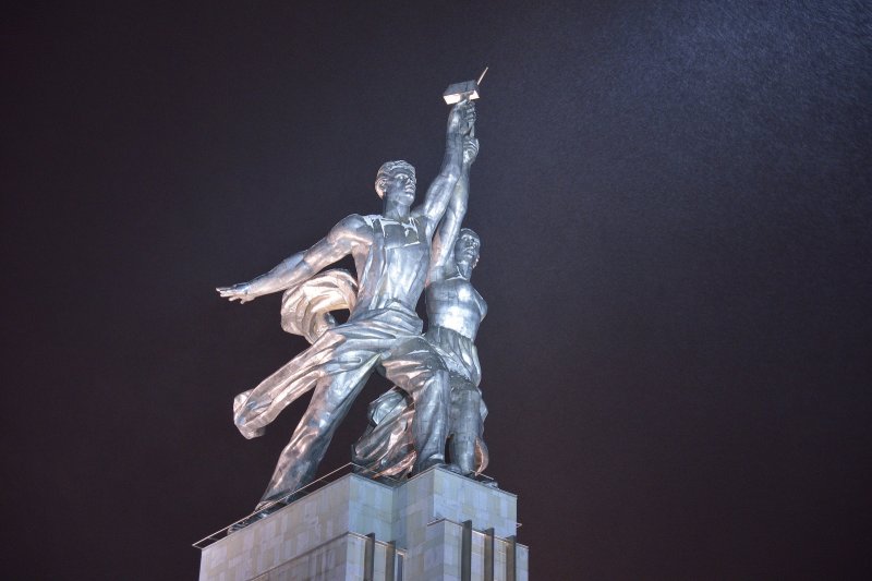Памятник рабочий и колхозница Мосфильм