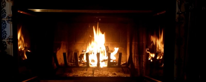 Живой горящий камин